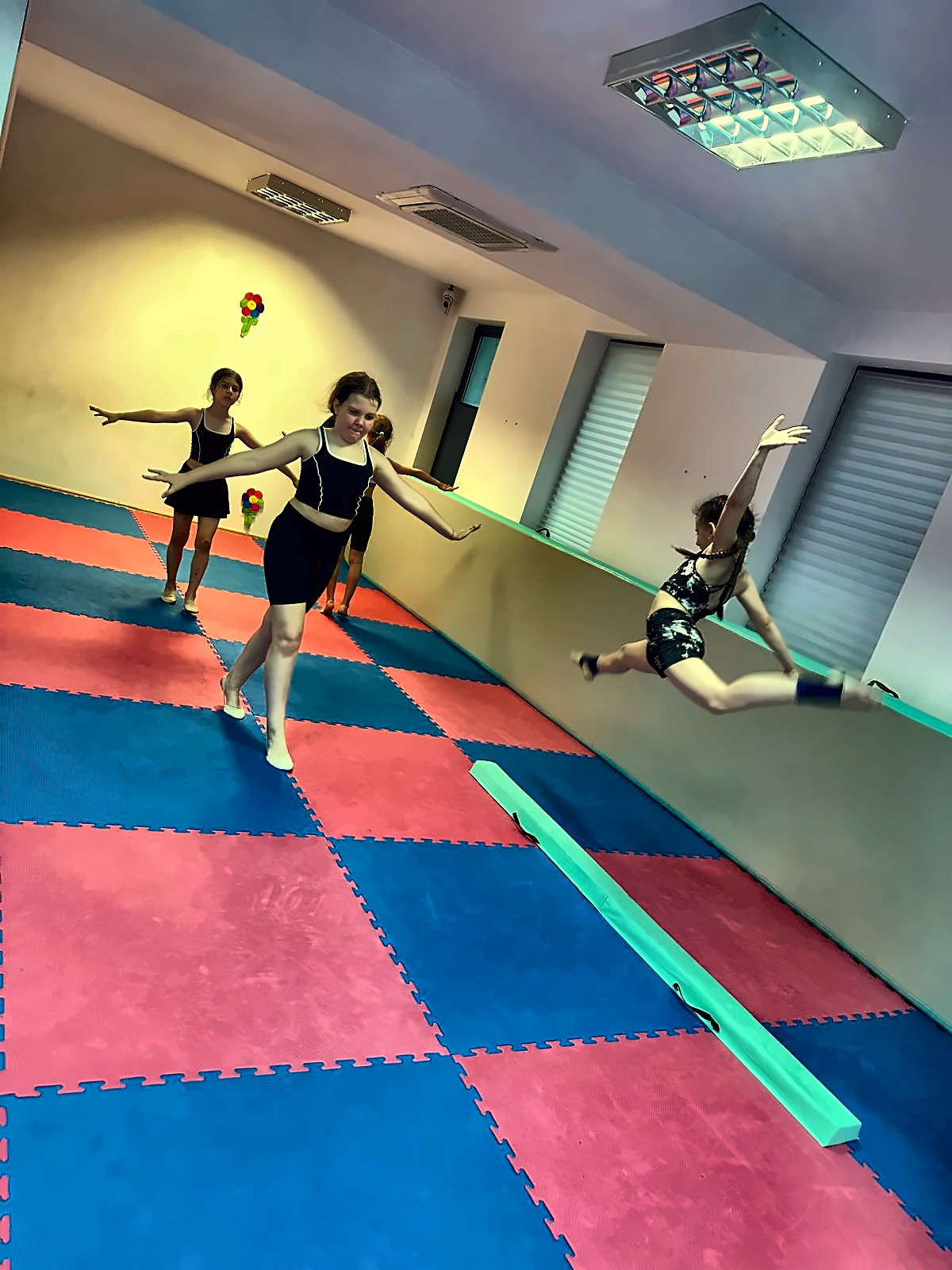 Curs Dans contemporan la Happy Star